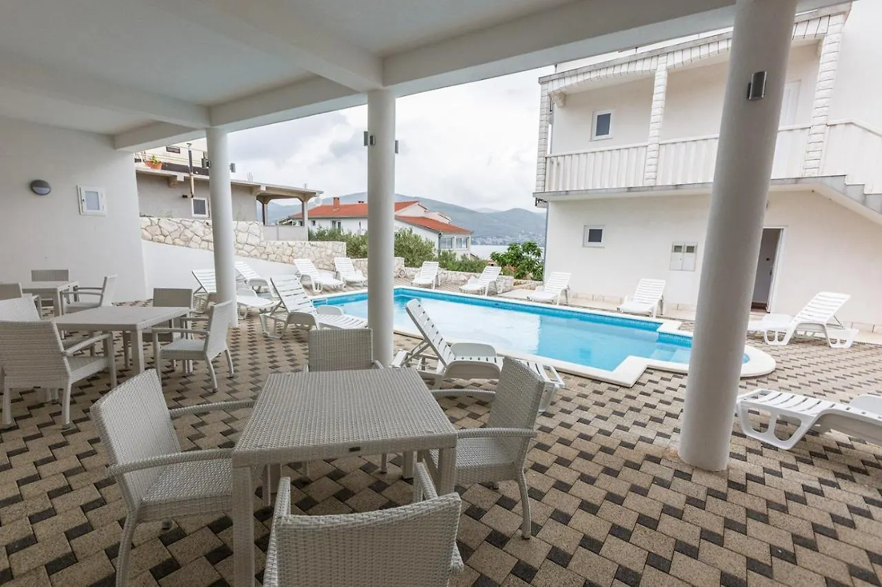 Apartment In Okrug Donji With Sea View, Balcony, Air Conditioning, Wifi 5166-5 Donji Okrug   Donji Okrug (Ciovo)